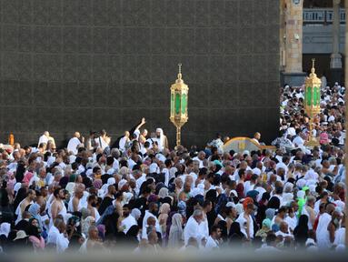 Para jemaah berdoa di depan Kabah di Masjidil Haram di kota suci Mekkah pada 21 Maret 2023. (AFP/Abdel Ghani)