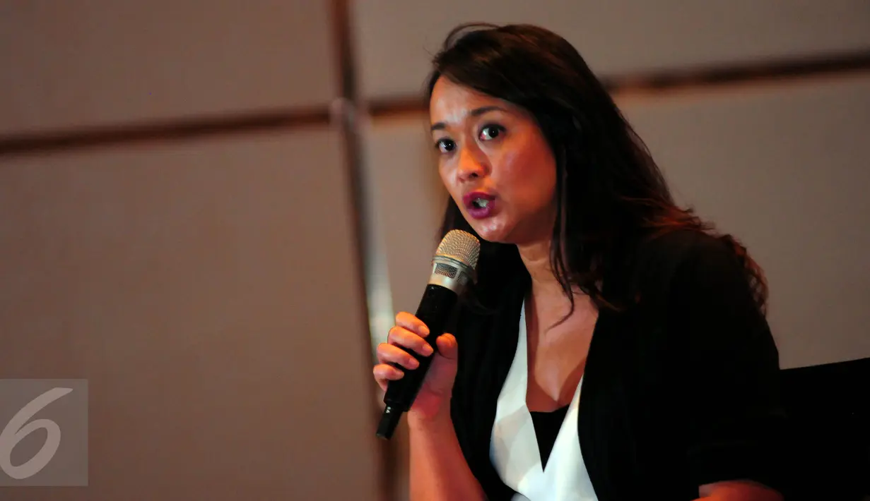 Dewi Gontha saat menggelar konferensi pers di kawasan Senayan, Jakarta, Kamis (18/6/2015). Dalam preskon tersebut, Dewi memastikan Bon Jovi akan menghibur fansnya di Indonesia pada 11 September 2015. (Liputan6.com/Faisal R Syam)
