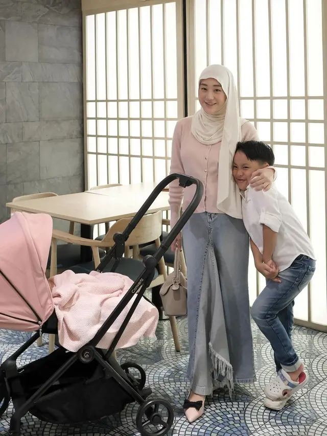 5 Potret Larissa Chou saat Asuh Dua Anak, Penampilan Curi Perhatian