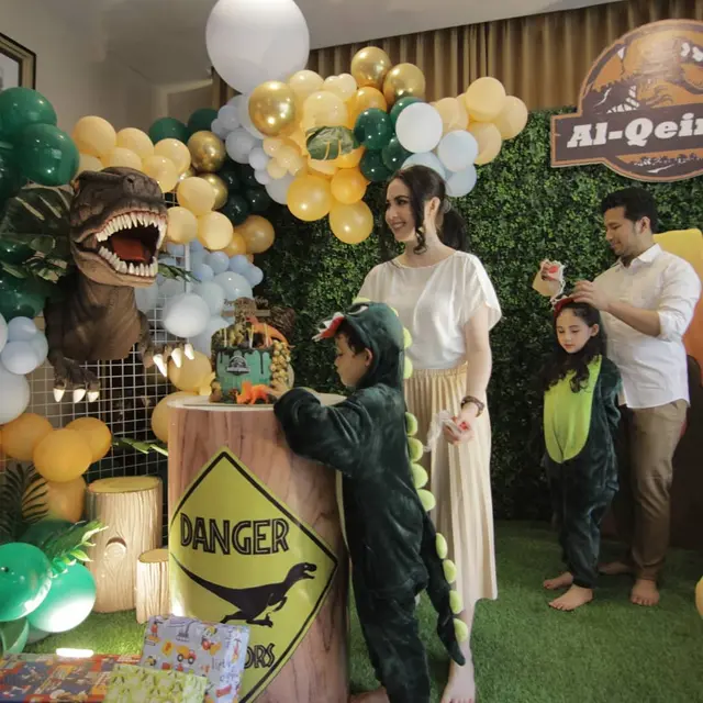 6 Momen Ulang Tahun Anak Kedua Arumi Bachsin, Pakai Tema Jurassic Park