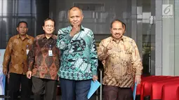 Ketua KPK Agus Rahardjo (dua kanan) bersama Kepala PPATK Kiagus Ahmad Badaruddin (kanan) dan Wakil Kepala PPATK Dian Ediana Rae (dua kiri) usai melakukan pertemuan di Gedung KPK, Jakarta, Selasa (6/3). (Liputan6.com/Herman Zakharia)