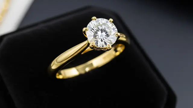 Model Cincin Emas Berlian untuk Ibu Usia 45 Tahun