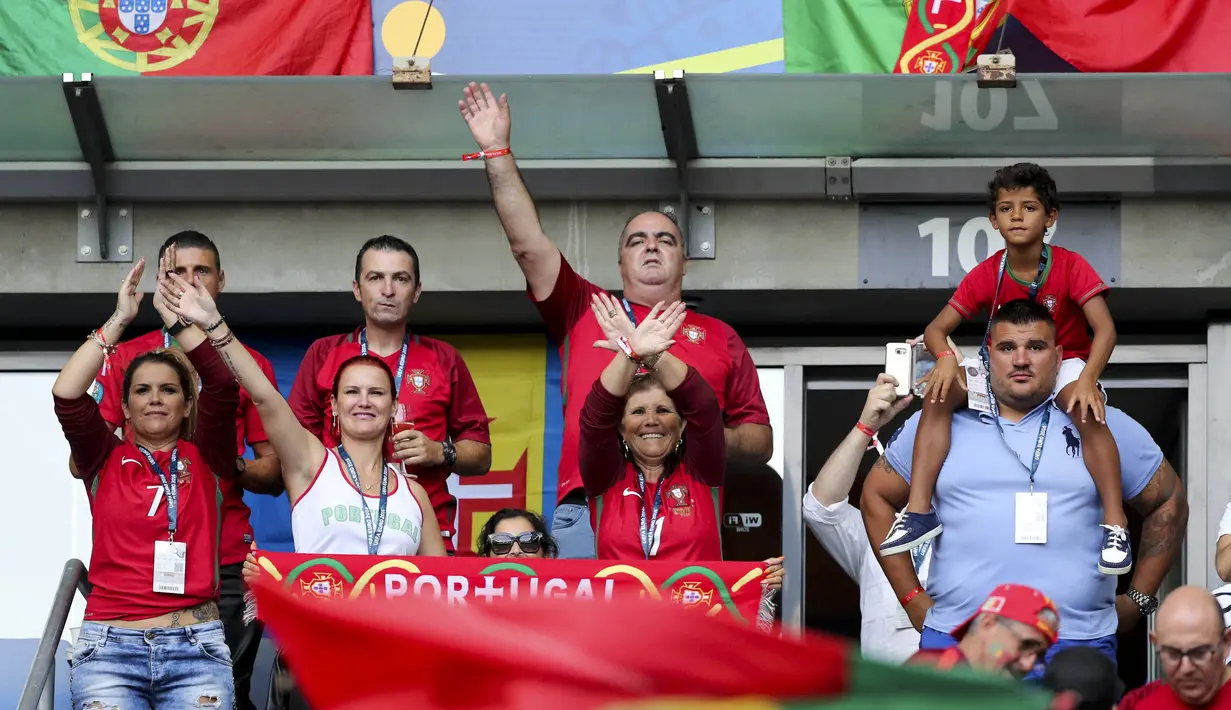 Keluarga Cristiano Ronaldo saat merayakan kemenangan Portugal dari tribun penonton pada laga final piala Eropa 2016 antara Prancis vs Portugal di Stade de France, Saint-Denis, Prancis, (10/7/2016). (EPA/Miguel A. Lopes)