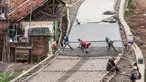 Pekerja menyelesaikan pembangunan jalan Inspeksi di kawasan kali Ciliwung Kalibata, Jakarta, Rabu (30/11). Proyek tersebut selain dapat mempermudah normalisasi sungai serta dapat menjadi alternatif bagi pengguna jalan.  (Liputan6.com/Gempur M Surya)