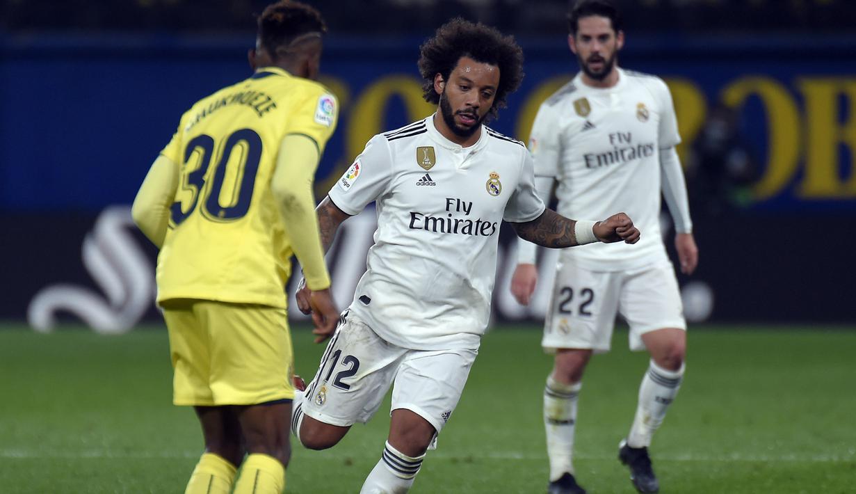 3. Marcelo yang mencoba melewati pemain Villareal pada laga lanjutan LaLiga yang berlangsung di Stadion DeLa Ceramica, Spanyol, Jumat (4/12). Real Madrid ditahan imbang Villareal 2-2.  (AFP/Jose Jordan)