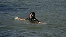 Pemimpin kota berusia 65 tahun itu berenang untuk meyakinkan publik bahwa air sungai cukup bersih untuk renang luar ruangan pada Olimpiade Paris 2024. (JULIEN DE ROSA / AFP)