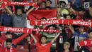 Suporter Tim Garuda membentangkan syal jelang menyaksikan Indonesia melawan Thailand pada laga Grup G Kualifikasi Piala Dunia 2022 zona Asia di Stadion Utama Gelora Bung Karno, Jakarta, Selasa (10/9/2019). Indonesia kalah 0-3. (Liputan6.com/Helmi Fithriansyah)