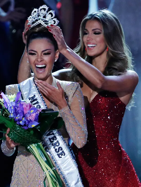 Miss Universe 2016, Iris Mittenaere menyematkan mahkota Miss Universe 2017 kepada Miss Afrika Selatan, Demi-Leigh Nel-Peters pada malam final di Las Vegas, Minggu (26/11). Demi-Leigh berhasil menyisihkan 92 peserta lainnya. (AP/John Locher)