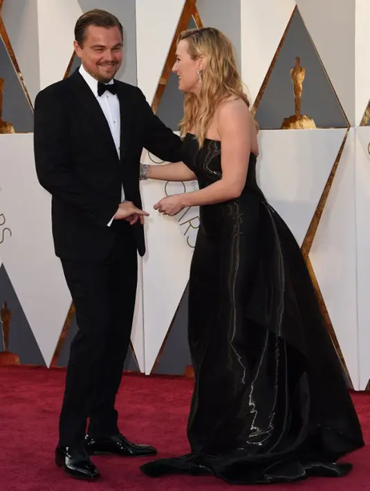 Tabloid OK! melaporkan bahwa saat itu para pengawal pribadi Leonardo DiCaprio ikut berusaha menyembunyikan mereka saat keluar dari restoran menuju ke mobil mereka. Melakukannya secara diam-diam agar tak tertangkap paparazzi. (AFP/VALERIE MACON)