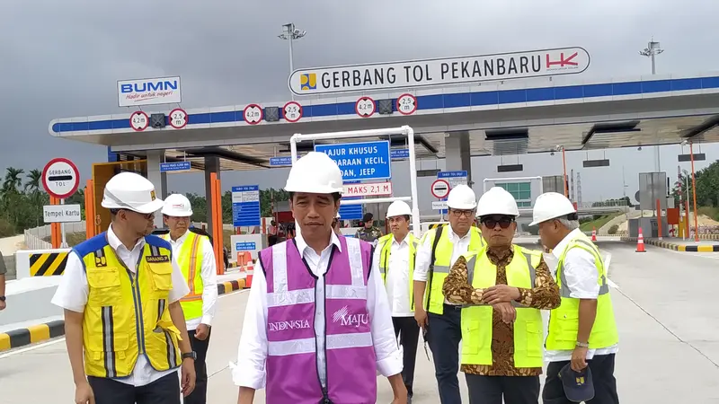 Presiden Joko Widodo (Jokowi) meninjau ruas Tol Pekanbaru-Dumai seksi 1 pada Jumat, 21 Februari 2020 ini.