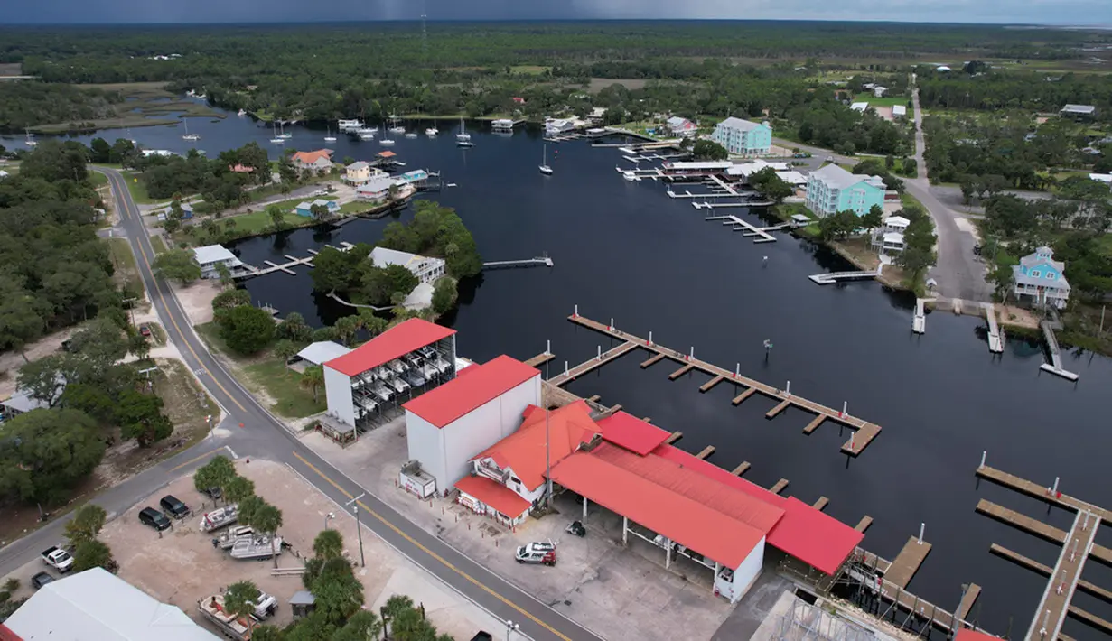 Warga di Florida bersiap menghadapi Badai Tropis Idalia yang diperkirakan menghantam wilayah itu pada Rabu (30/8). (AP Photo/Rebecca Blackwell)