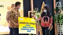 Direktur Wholesale Risk and Asset Management PT Bank Tabungan Negara Elisabeth Novie Riswanti secara simbolis menyerahkan bantuan sarana dan prasarana untuk pemerintah kabupaten dalam program CSR BTN di Kendal, Jawa Tengah, Kamis (25/3/2021). (Liputan6.com/Pool/BTN)