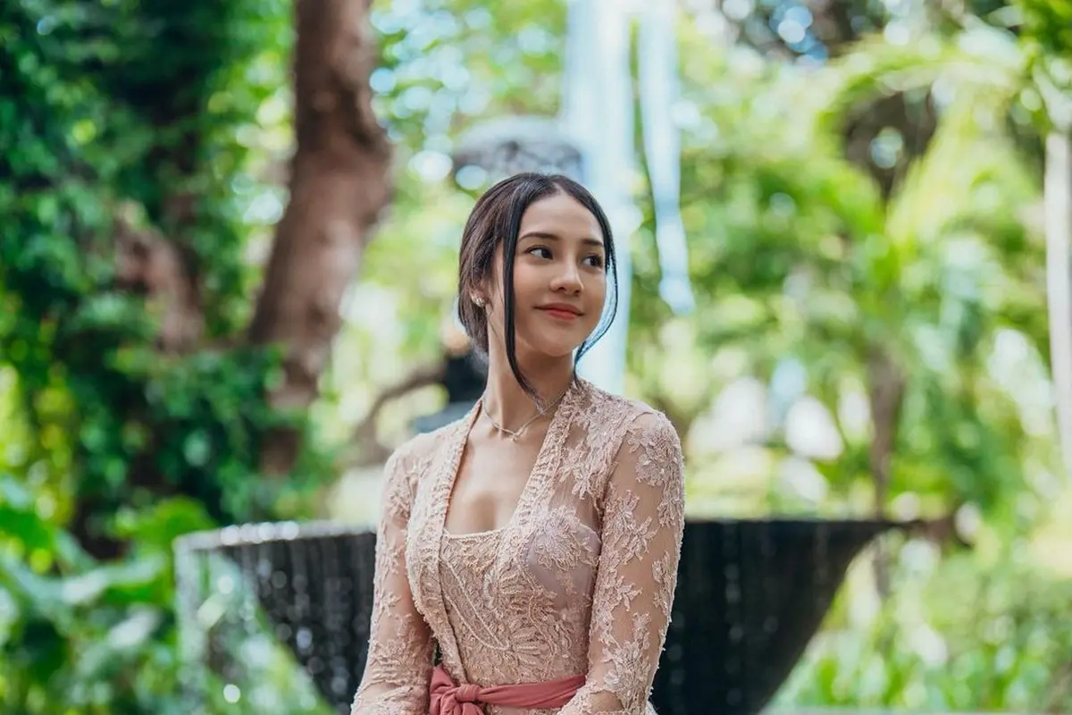 6 Pesona Anggun Khas Gadis Bali dari Anya Geraldine dalam Balutan Kebaya