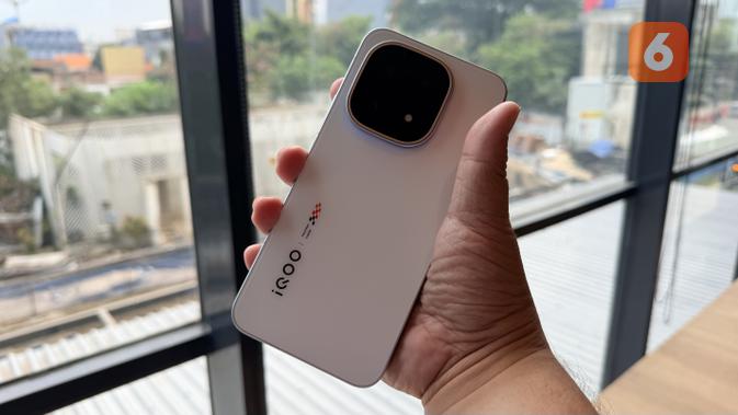 Tampak belakang iQOO 15. (Liputan6.com/ Yuslianson)