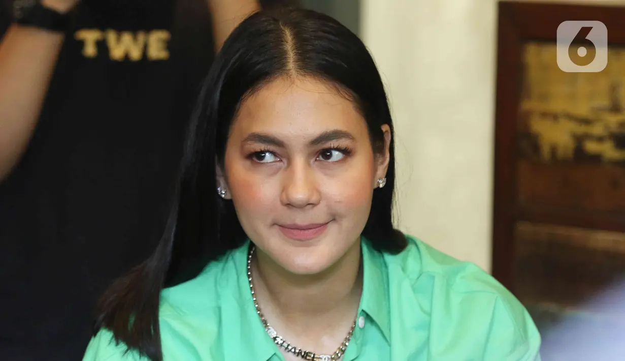 Model yang juga istri Baim Wong, Paula Verhoeven memberikan keterangan pers terkait Citayam Fashion Week di kawasan Tanah Kusir, Jakarta Selatan, Selasa (26/7/2022). Baim Wong dan Paula Verhoeven telah sepakat untuk mencabut Citayam Fashion Week yang telah didaftarkan di Pangkalan Data Kekayaan Intelektual (PDKI) Kemenkumham setelah menuai pro dan kontra.  (Liputan6.com/Herman Zakharia)