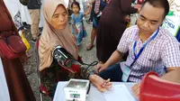 Sekitar pukul 07.22 WIB, sejumlah warga Kampung Nelayan Kerang Hijau, Muara Angke Ujung, Jakarta Utara mulai berbaris mengantre untuk mendapatkan pengobatan gratis.