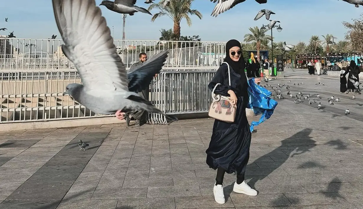 Umroh bareng keluarga terwujud, kebahagiaan terpancar jelas di wajah Esta Pramanita. Burung yang berterbangan saat Esta tengah berfoto membuat hasil foto Esta Pramanita ini makin estetik. Pesonanya makin terpancar dengan berhijab, tak sedikit yang mendoakan artis kelahiran 1999 ini segera berhijab. Meski kesehariannya tampil tanpa hijab, namun Esta sesekali pernah tampil dengan hijab. (Liputan6.com/IG/@estapramanita)