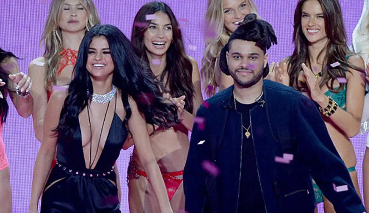 Berpaling dari mantan kekasih berhasil dilakukan Selena Gomez dan The Weeknd. Terlihat bermesaraan di depan umum, kabarnya Selena dan The Weeknd menjadi sepasang kekasih baru. (doc.dailymail.com)
