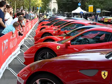 Deretan mobil asal Italia, Ferrari dipamerkan saat perayaan ulang tahun Ferrari ke-70 di Corso Sempione di Milan, Italia (8/9). Dalam acara ini sekitar 500 mobil Ferrari dari berbagai tipe pamerkan. (AFP Photo/Miguel Medina)