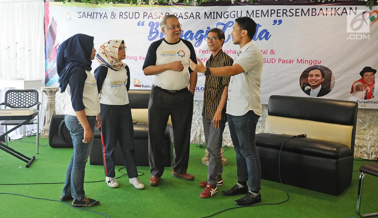 Direktur RSUD Pasar Minggu Yudi Amiarno (tengah) berbincang dengan sejumlah pembicara seusai diskusi 'Berbagi Cerita: Saling Dukung dan Peduli Kesehatan Jiwa' di Jakarta, Sabtu (27/4). (Liputan6.com/Herman Zakharia)
