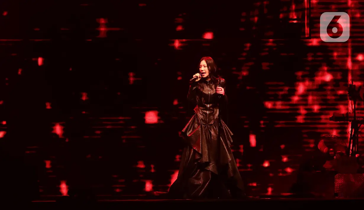 Taeyeon resmi membuka konser solo perdana di Indonesia dengan membawakan single INVU. (Liputan6.com/Helmi Fithriansyah)