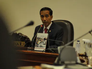 Presiden Joko Widodo (Jokowi) menggelar rapat terbatas bersama para menteri Kabinet Kerja di Kantor Presiden, Jakarta, Senin (6/4/2015). Rapat membahas tentang ketersediaan beras nasional (Liputan6.com/Faizal Fanani)