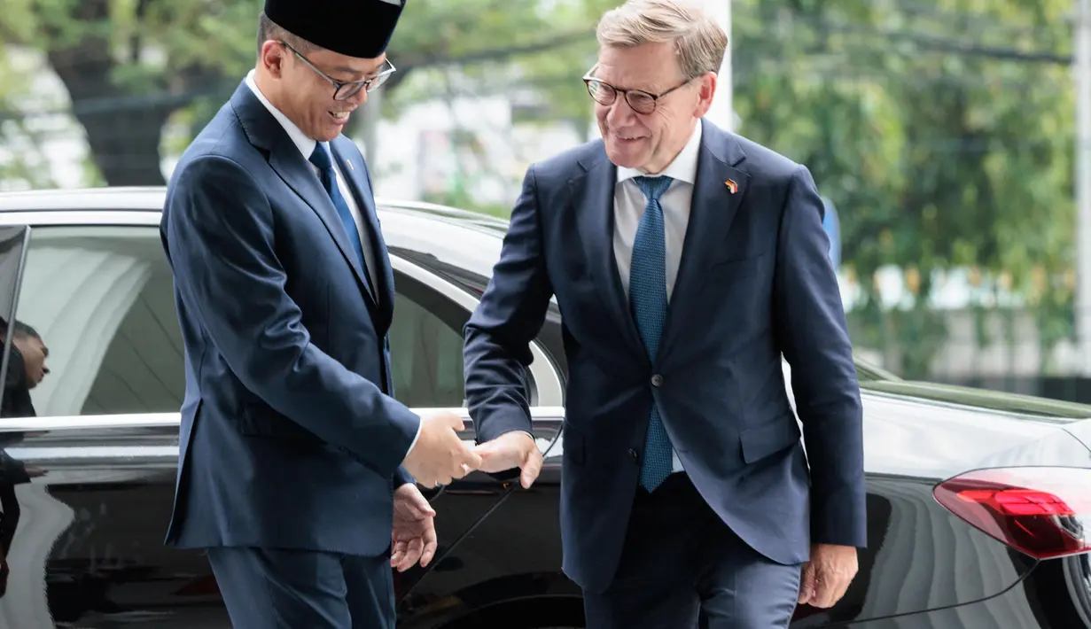 Menteri Luar Negeri Indonesia Sugiono (kanan) menerima kunjungan resmi Menteri Luar Negeri Jerman Johann Wadephul di kantor Kementerian Luar Negeri, Jakarta, Rabu 20 Agustus 2025. (Yasuyoshi CHIBA/AFP)