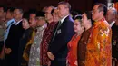 Megawati Soekarnoputri bersama Menko PMK Puan Maharani menghadiri perayaan Dharmasanti Waisak Nasional 2562 BE/2018 di Tzu Chi Center, Jakarta, Senin (4/6). Acara bertema "Bersatu, Berbagi, dengan Cinta Kasih Membangun Bangsa'. (Liputan6.com/JohanTallo)