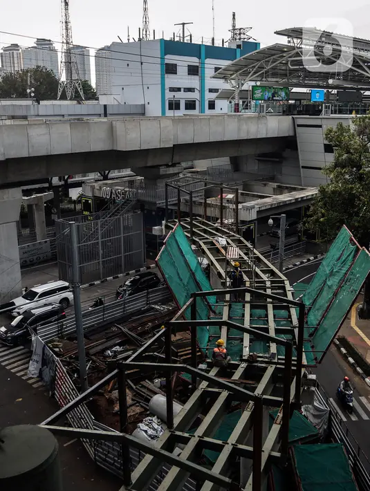 Kendaraan melintas dekat proyek pembangunan Jembatan layang (skybridge) CSW di Jakarta, Selasa (9/3/2021). Proyek pembangunan jembatan layang atau skybridge untuk integrasi Halte Transjakarta CSW di Stasiun MRT Asean ditargetkan selesai pada Mei 2021. (Liputan6.com/Johan Tallo)