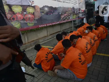 Tersangka dihadirkan saat Dirtipidter Bareskrim Polri menggelar perkara kasus penyalahgunaan LPG bersubsidi  dengan cara menyuntikkan gas 3 kilogram bersubsidi ke tabung gas ukuran 5,5 kilogram, 12 kilogram, dan 50 kilogram di Jakarta, Jumat (15/7/2022). (merdeka.com/Imam Buhori)