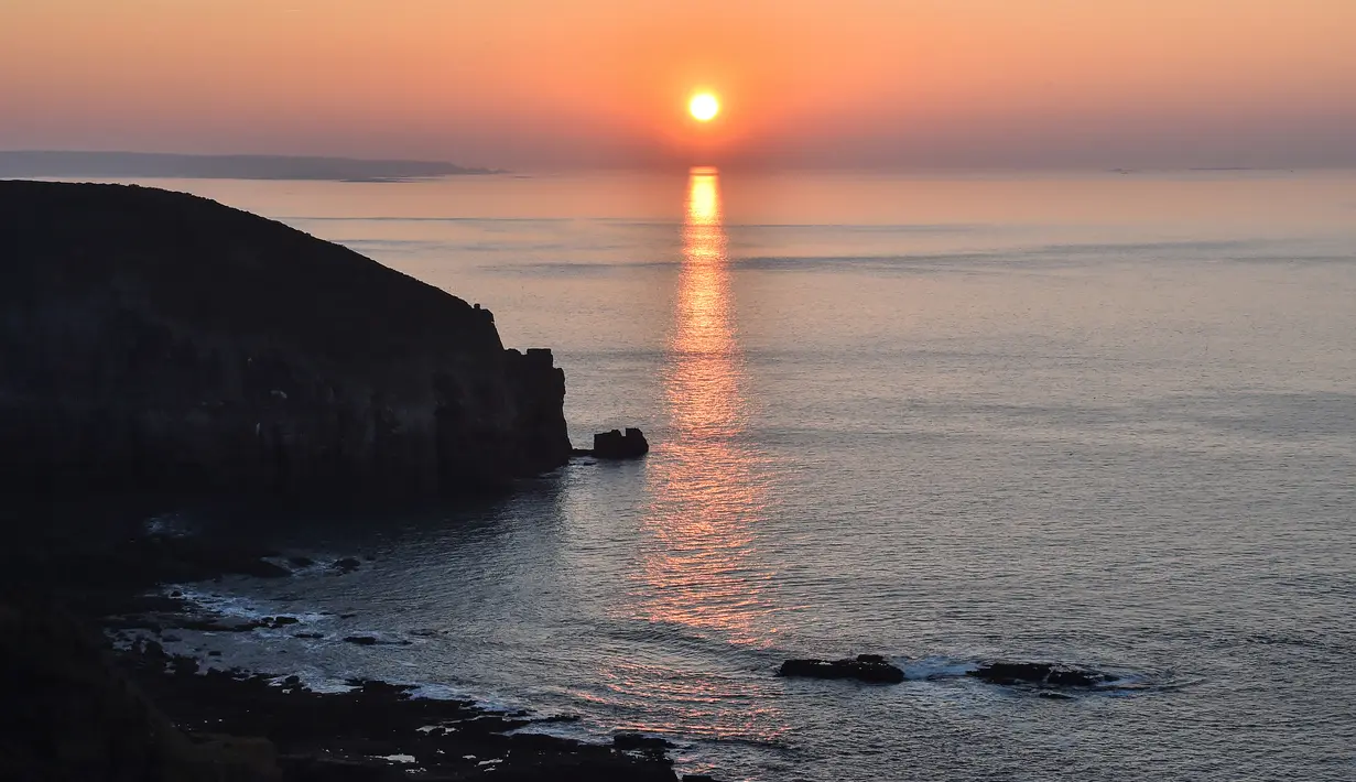 Suasana pemandangan matahari terbenam di Cap Frehel, di Plevenon, Prancis barat (26/2). (AFP Photo/Loic Venance)