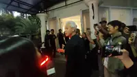 Capres Ganjar Pranowo-Mahfud Md berbuka puasa bersama para relawan di Posko Pemenangan Ganjar-Mahfud, Menteng, Jakarta Pusat (20/2/2024). (Liputan6.com/Delvira Hutabarat)