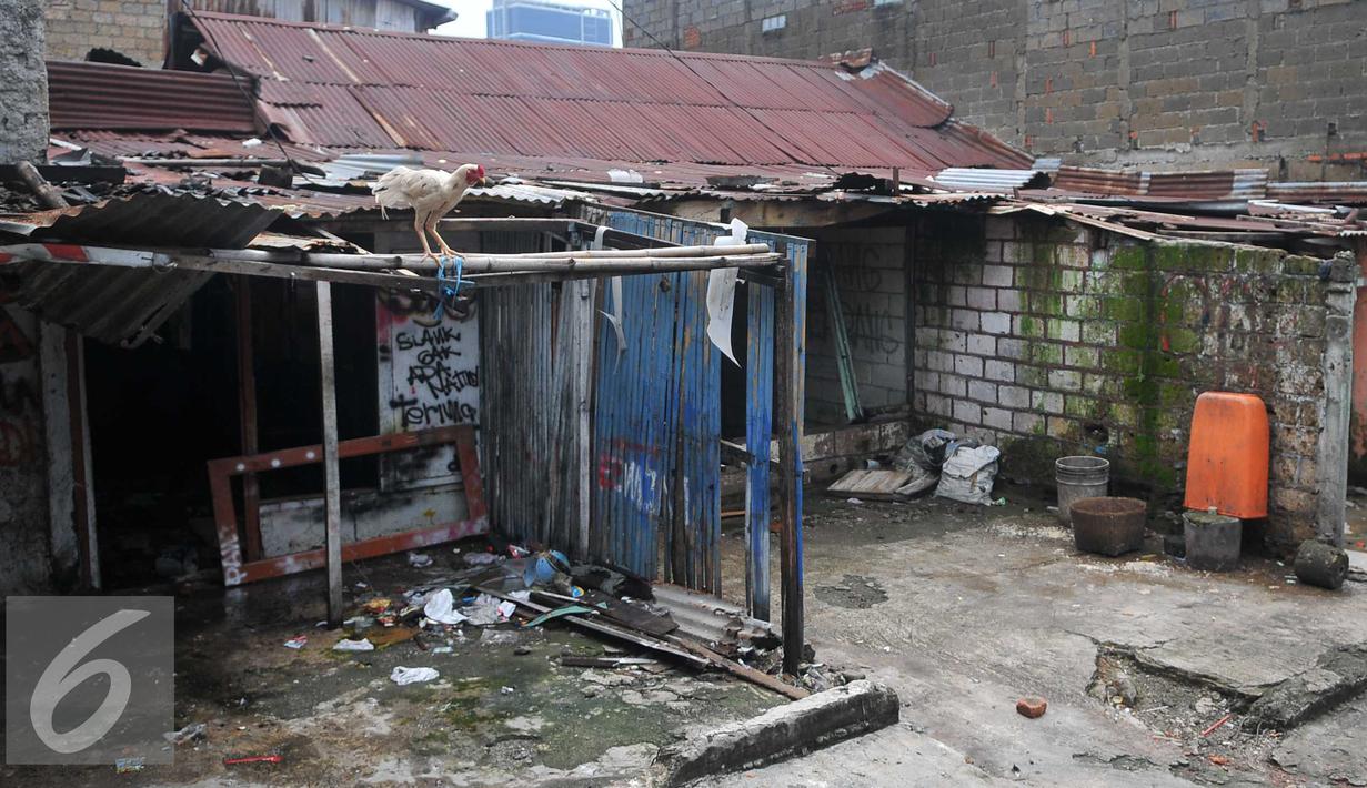 Suasana rumah kosong sebagai tempat pengguna dan pengedar Narkoba di Jalan Bendi Besar, Jakarta, Selasa (2/3). Petugas kepolisian dari Polres Jakarta Selatan berhasil mengamankan 20 tersangka beserta barang bukti.  (Liputan6.com/Gempur M Surya)