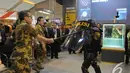 Aksi ujicoba kekuatan tameng anti huru-hara diperagakan dalam pameran Indo Defence 2014, JIExpo Kemayoran, Jakarta, Rabu (5/11/2014)(Liputan6.com/Herman Zakharia)
