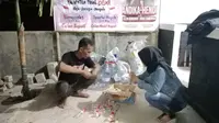 Relawan Perjuangan Rakyat Kabupaten Tegal sedang mengumpulkan sampah untuk kegiatan positif dan kampanye Bima-Mujab.
