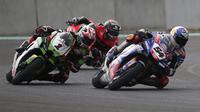 Pembalap Pata Yamaha Toprak Razgatlioglu (54) dan pembalap Kawasaki Racing Team Jonathan Rea (1) bersaing pada Race 1 WSBK Mandalika 2021 di Pertamina Mandalika International Street Circuit, Lombok, Nusa Tenggara Barat, Minggu (21/11/2021). (AP Photo/Achmad Ibrahim)