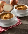 Kalori yang terkandung dalam sup bawang tergolong rendah kalori serta mengandung berbagai nutrisi penting lainnya. [Dok/freepik.com/chandlervid85]