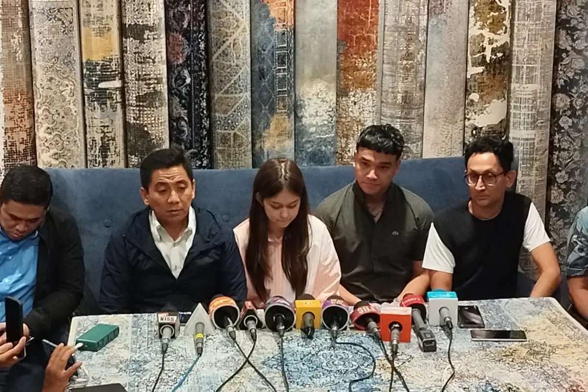 Rebecca Klopper Muncul di Publik