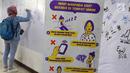 Pengguna KRL membubuhkan tanda tangan saat sosialisasi pencegahan pelecehan seksual di KRL, Jakarta, Jumat (20/4). Kegiatan ini dalam rangka menyambut Hari Kartini. (Liputan6.com/Immanuel Antonius)
