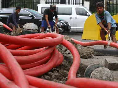 Pekerja harian lepas mengerjakan proyek pemasangan instalasi listrik bawah tanah di Jakarta, Jumat (28/10). Upah layak para buruh lepas di DKI Jakarta masih terlihat kecil dan sangat memprihatinkan. (Liputan6.com/Angga Yuniar)