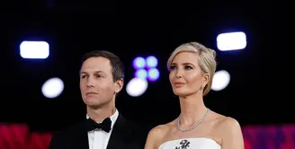 Usai dilantik, Presiden Donald Trump gelar pesta pelantikan di Liberty Hall. Di antara para peremuan yang hadiri acara tersebut, penampilan Ivanka Trump yang paling curi perhatian. [@sarietydskrif]