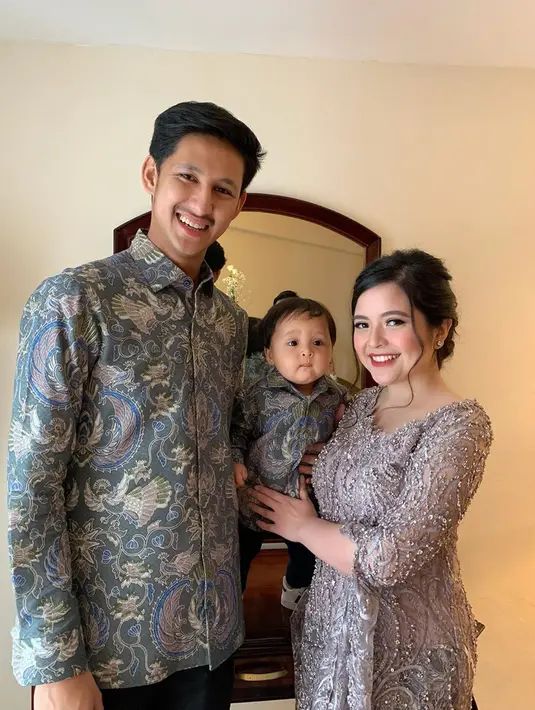 Penampilan ketiga menggunakan busana bernuansa abu-abu ini juga menarik perhatian. Bahkan, sang putra terlihat semakin menggemaskan dengan baju batiknya. (Liputan6.com/IG/@tasyakamila)