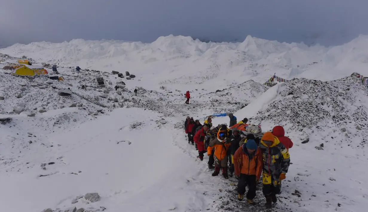 Tim Penyelamat membawa para pendaki gunung yang menjadi korban akibat gempa berkekuatan 7.8 skala Richter yang melanda Nepal, Sabtu (25/4/2015). (AFP Photo/Roberto Schmidt)