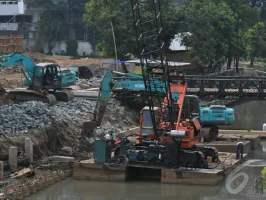 Pemasangan Turap Kali Ciliwung menjadi prioritas Pemprov DKI Jakarta, Kamis (4/9/2014) (Liputan6.com/Johan Tallo)