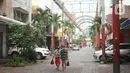 Suasana pertokoan yang tutup di kawasan Pasar Baru, Jakarta Pusat, Senin (4/5/2020). Adanya program PSBB menyebabkan hampir seluruh pertokoan di salah satu pusat tekstil Ibukota tersebut berhenti beroperasi dan lebih sepi dibanding hari biasa. (Liputan6.com/Immanuel Antonius)