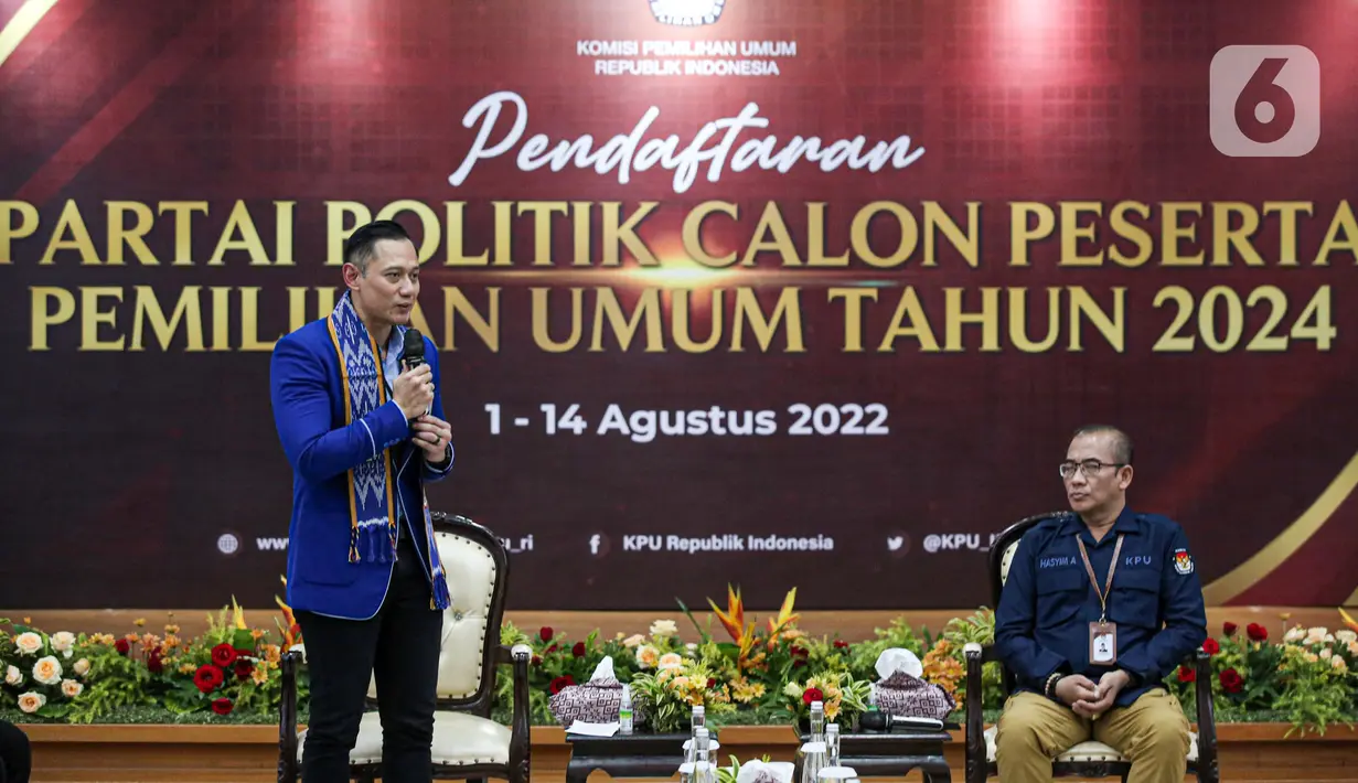 Ketua Umum Partai Demokrat Agus Harimurti Yudhoyono atau AHY (kiri) bersama Ketua Komisi Pemilihan Umum (KPU) Hasyim Asy'ari saat pendaftaran Partai Politik Calon Peserta Pemilu Tahun 2024 hari kelima di Kantor KPU, Jakarta, Jumat (5/8/2022). Demokrat menjadi partai politik ke-12 yang mendaftarkan diri untuk calon peserta Pemilu tahun 2024. (Liputan6.com/Faizal Fanani)