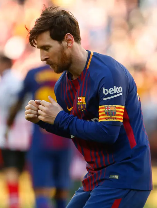 Lionel Messi saat berjoget usai mencetak gol ke gawang Athletic Bilbao di stadion Camp Nou, Spanyol (18/3). Biasanya, usai cetak gol, Messi seringkali mengangkat tangan untuk sama-sama merayakan gol dengan para suporter. (AFP Photo / Pau Barrena)