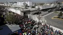 Anggota keluarga berkumpul di luar penjara Topo Chico, di Monterrey, Meksiko, Kamis (11/2). 52 orang tewas dan 12 lainnya terluka dalam kerusuhan di penjara yang terjadi menjelang fajar itu (REUTERS/Daniel Becerril)