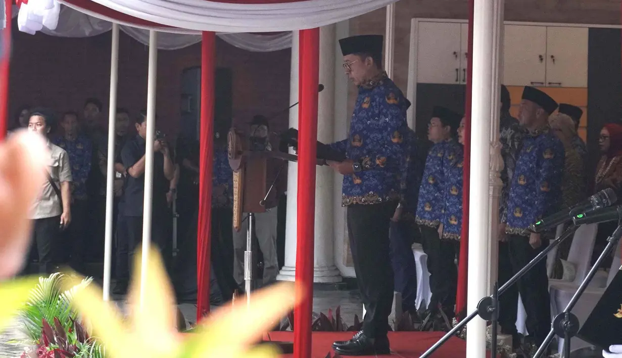 Upacara peringatan Hari Sumpah Pemuda ke-97 di Museum Sumpah Pemuda, Jakarta, pada Selasa (28/10/2025) dipimpin langsung Menteri Kebudayaan Fadli Zon. (merdeka.com/magang/Randi Saputra)