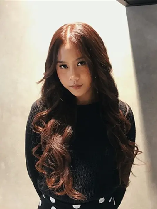 Semakin melebar sayapnya pada industri musik Indonesia, Nadin dikabarkan akan ikut serta mengisi acara musik tahunan We The Fest 2019. (Liputan6.com/IG/cakecaine)